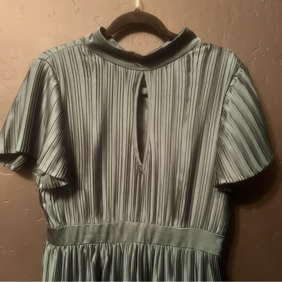 LULUS Radiant Reverie Emerald Plisse Short Sleeve Backless Midi Dress Size: L - Picture 11 of 17